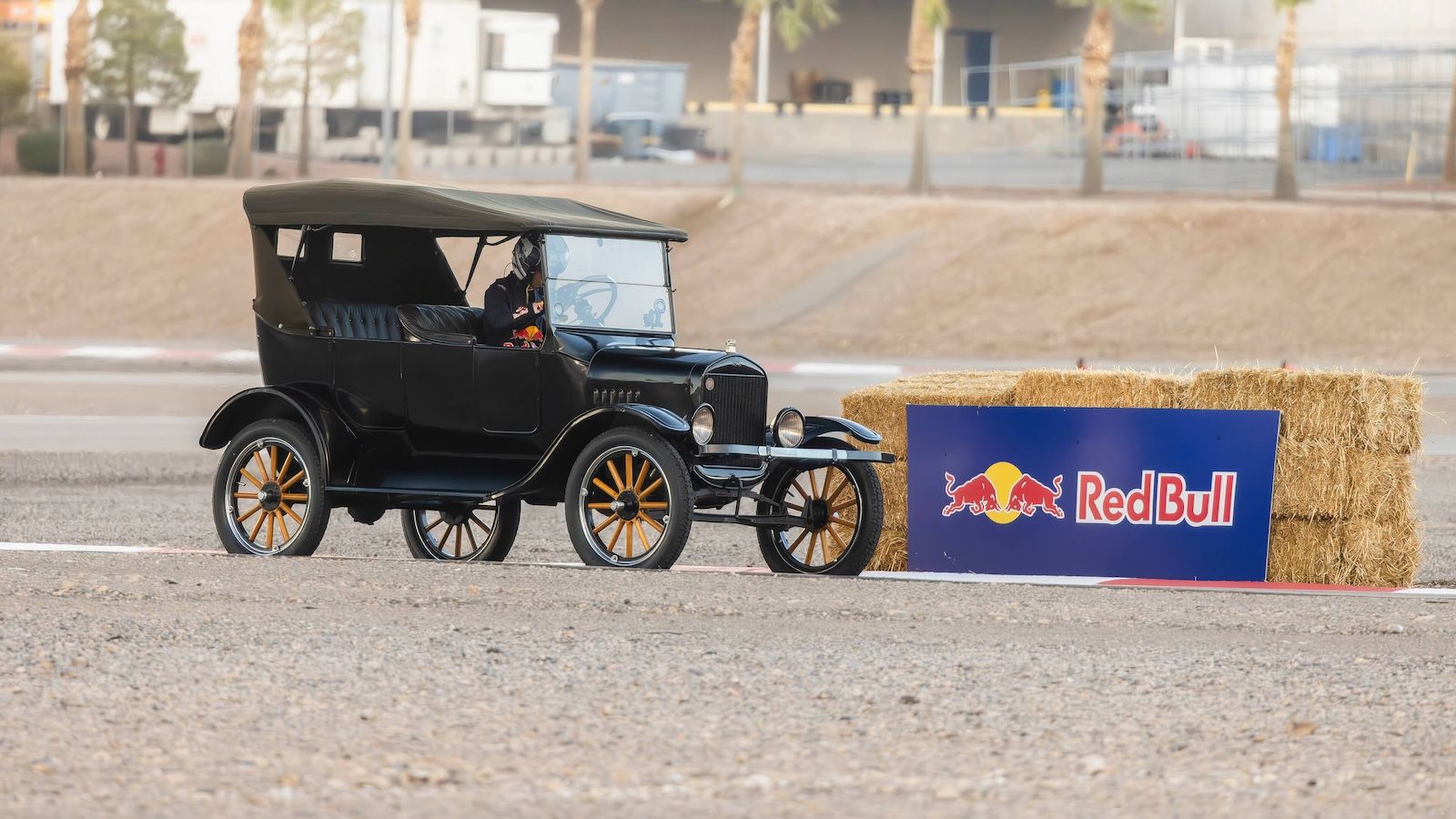 Ford: Max Verstappen και Arvid Lindblad οδηγούν 12 «θρύλους» 100+ ετών στην πίστα (+video)